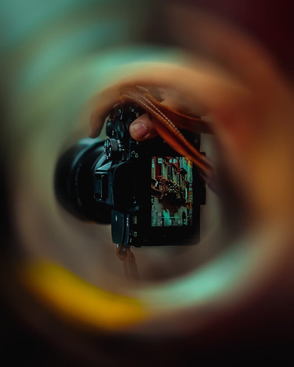 Fotograf holder et kamera